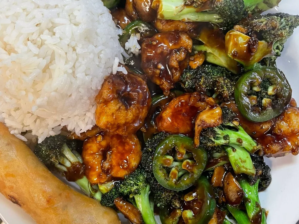 Jalapeño chicken with broccoli, steamed rice and an egg roll at Shanghai Town