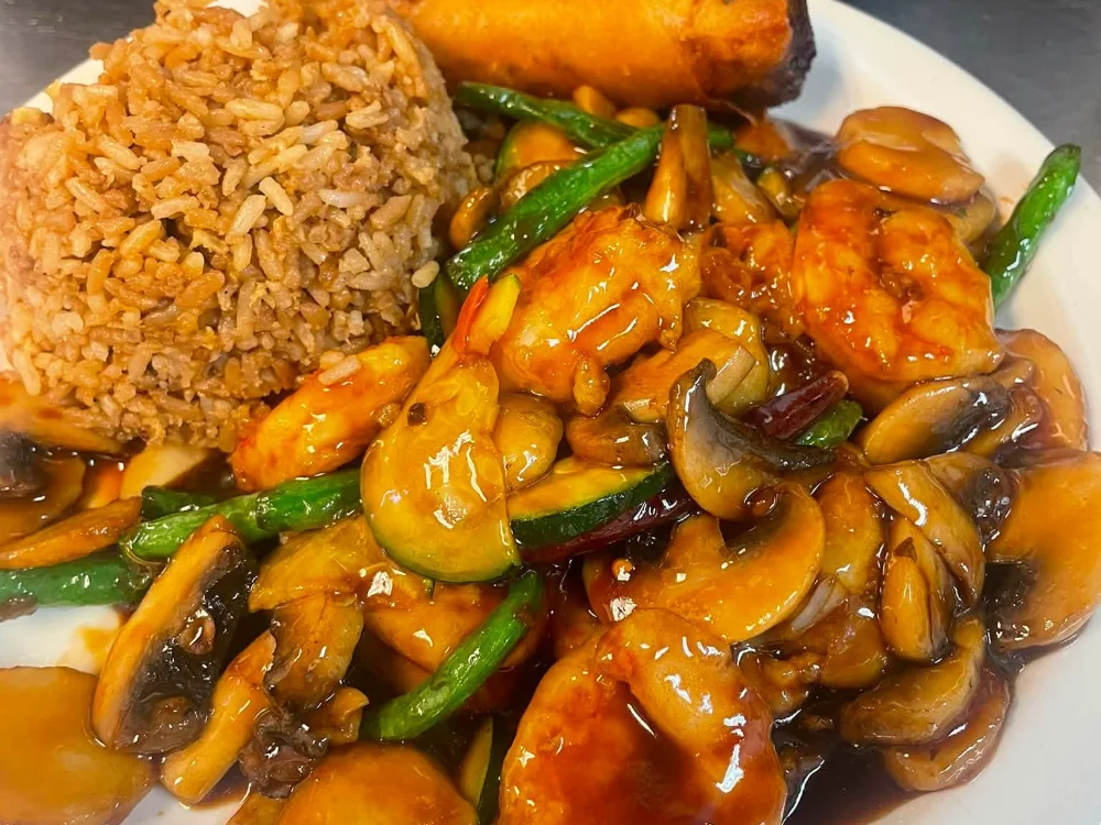 Kung Pao shrimp with mushrooms, zucchini and green beans at Shanghai Town
